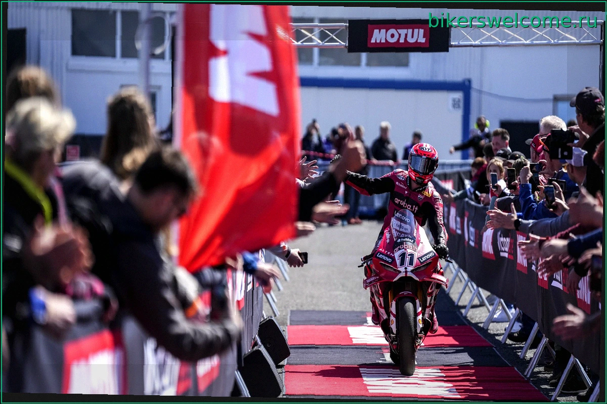 WSBK: Булега одержал победу в первой гонке в Мосте, Лекуона лидировал