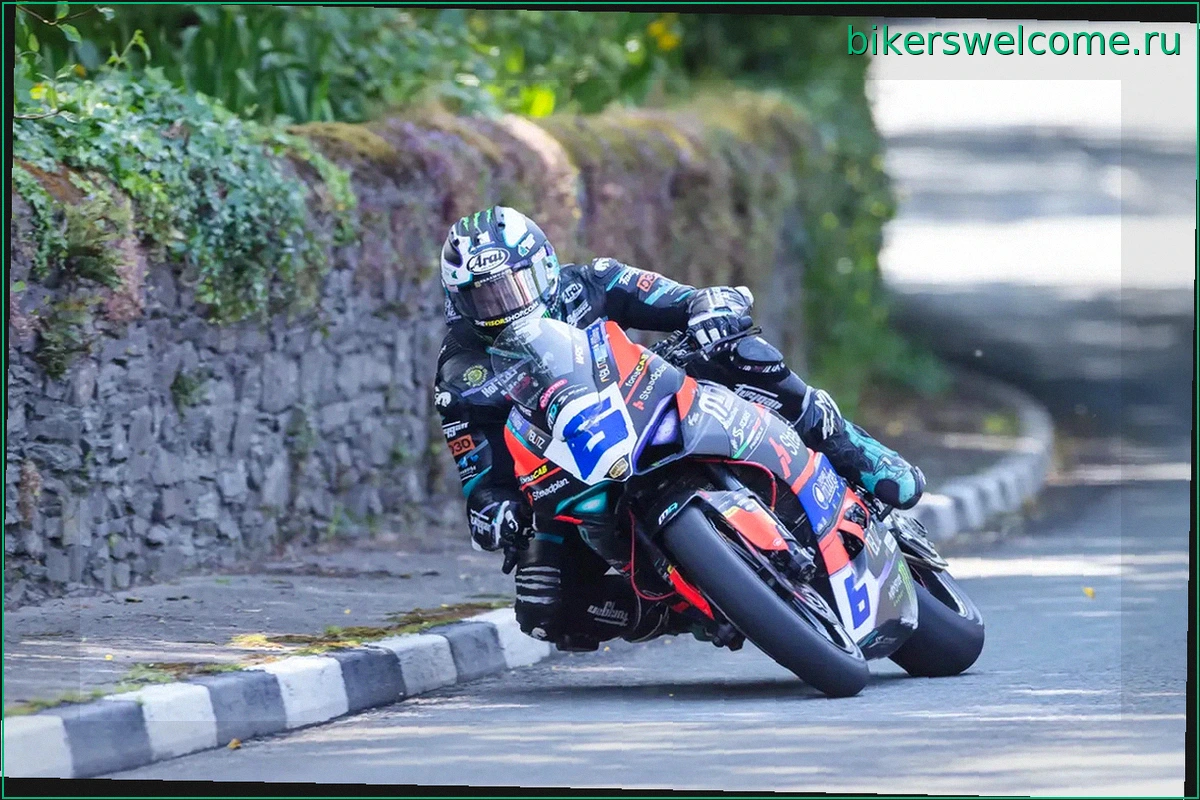 Остров Мэн TT: Майкл Данлоп доминирует в первой гонке Supersport